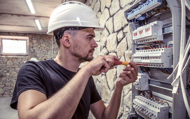 competenze per installazione e manutenzione impianti elettrici competenze per installazione e manutenzione impianti elettrici