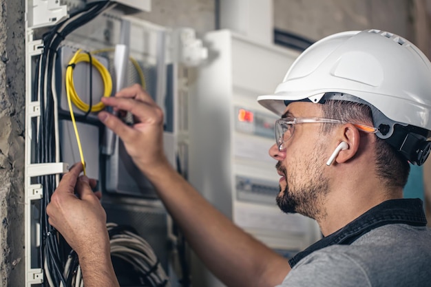 Installatore e manutentore di impianti elettrici Installatore e manutentore di impianti elettrici