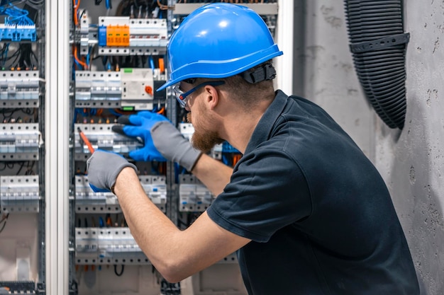Installatore e manutentore di impianti elettrici Installatore e manutentore di impianti elettrici